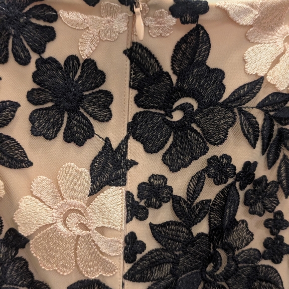 Lauren Ralph Lauren Embroidered Mesh Sheath Evening Dress Size 8 - Picture 5 of 6